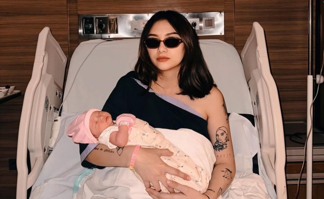 Potret Beby Presillia, istri Onadio Leonardo, menggendong anak kedua berjenis kelamin perempuan yang baru dilahirkannya hari ini, Senin (8/9/2025). [Instagram @bebyleonardo]